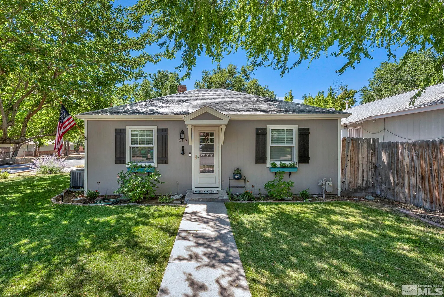219 Lee St photo 1