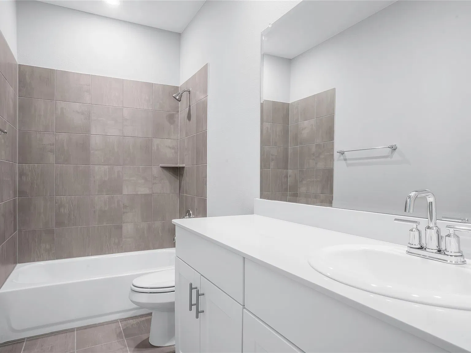 4 bed, 1989 sqft, $2,400 — Photo 4