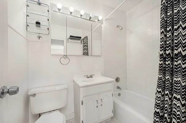 Bathroom, photo 1