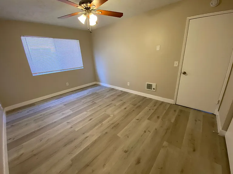 Two Bedroom Apartment Normal Heights with on-site Laundry and small dog friendly! — Photo 10