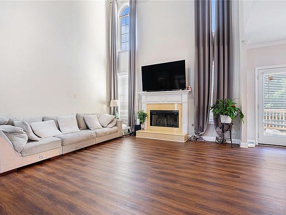 4th image of 939 Redstone Rd