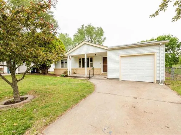 1121 E Cloverdale Dr, Wichita, KS 67219
