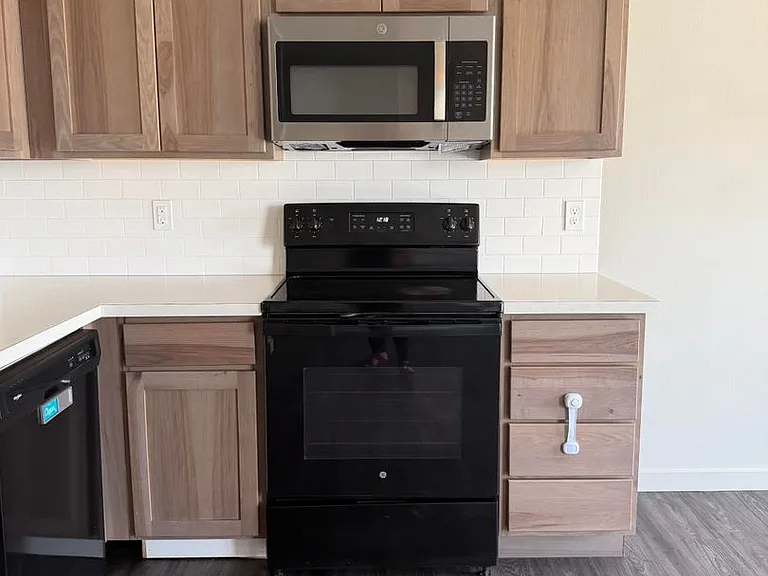 1039 NE Emerald Dr — Photo 3
