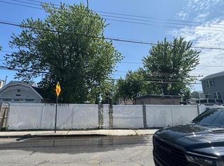120 E 8th Rd, Far Rockaway, NY 11693