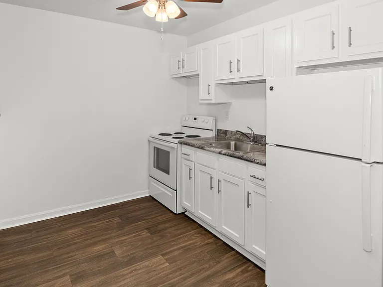 Oldham Square Apartments — Photo 10