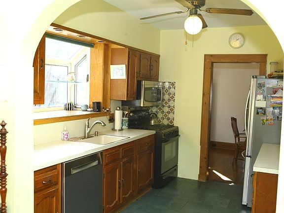 Kitchen w/tons of cabinet space and new appliances