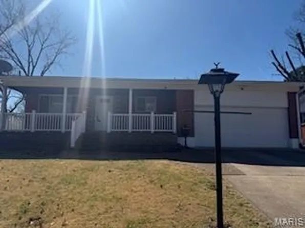 576 Clager Dr, Saint Louis, MO 63125
