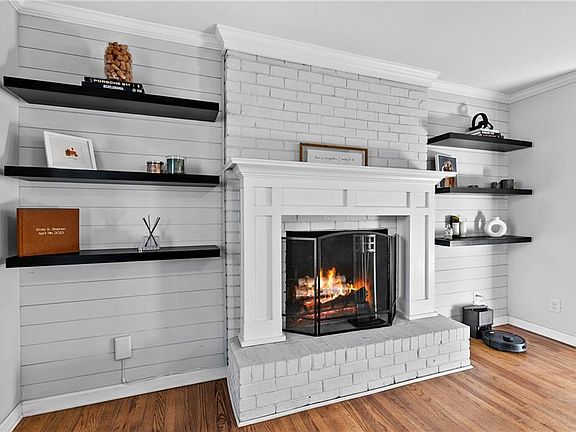 3rd image of 208 Shadowlawn Rd SE