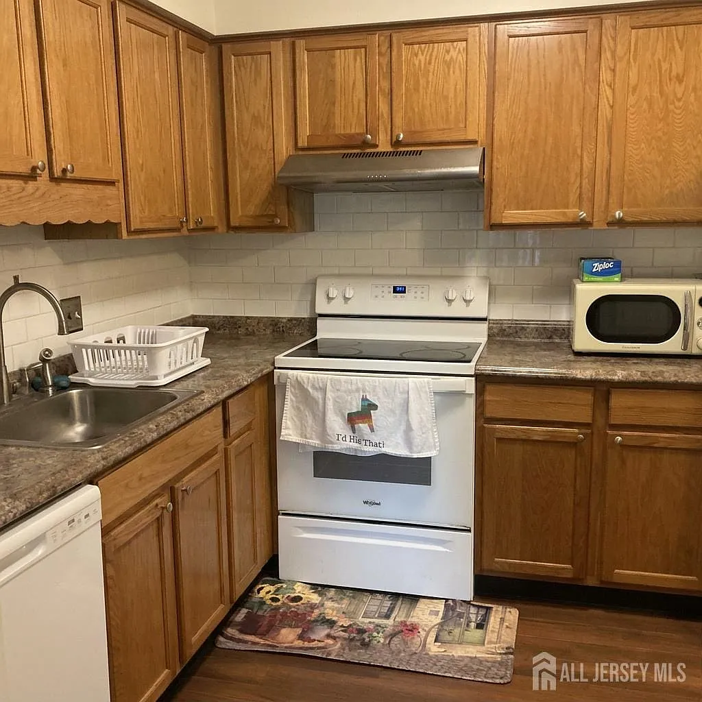 2 bed, 1.0 bath, $2,400 — Photo 4