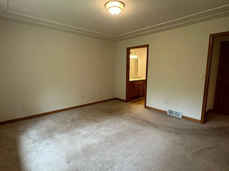 137 E Charles St — Photo 14