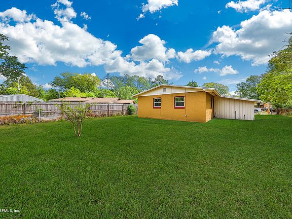 3rd image of 4104 E Leonard Cir