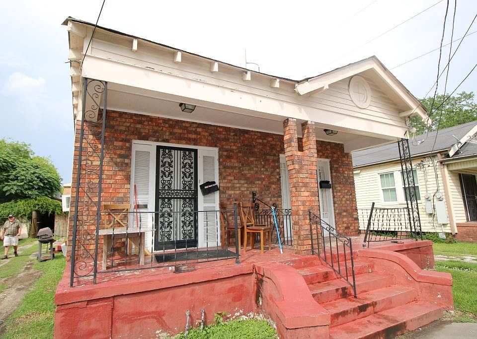 2nd image of 2409-11 Onzaga St