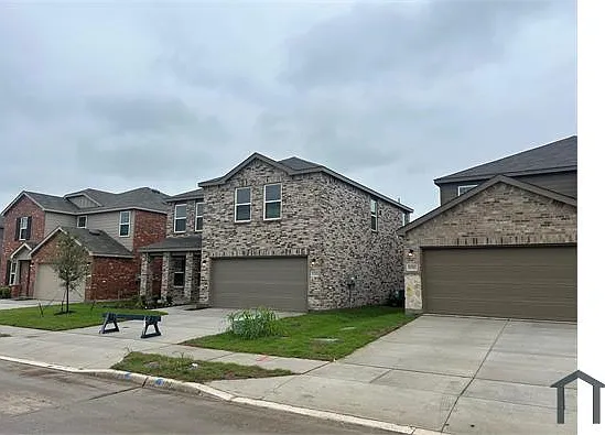 5 bed, 2520 sqft, $3,300 — Photo 3