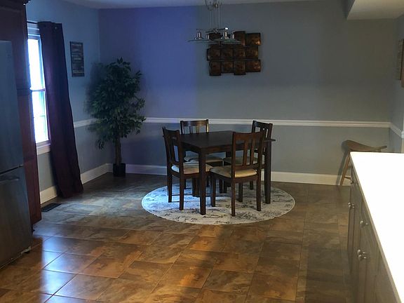 3rd image of 927 Autumn Valley Ln