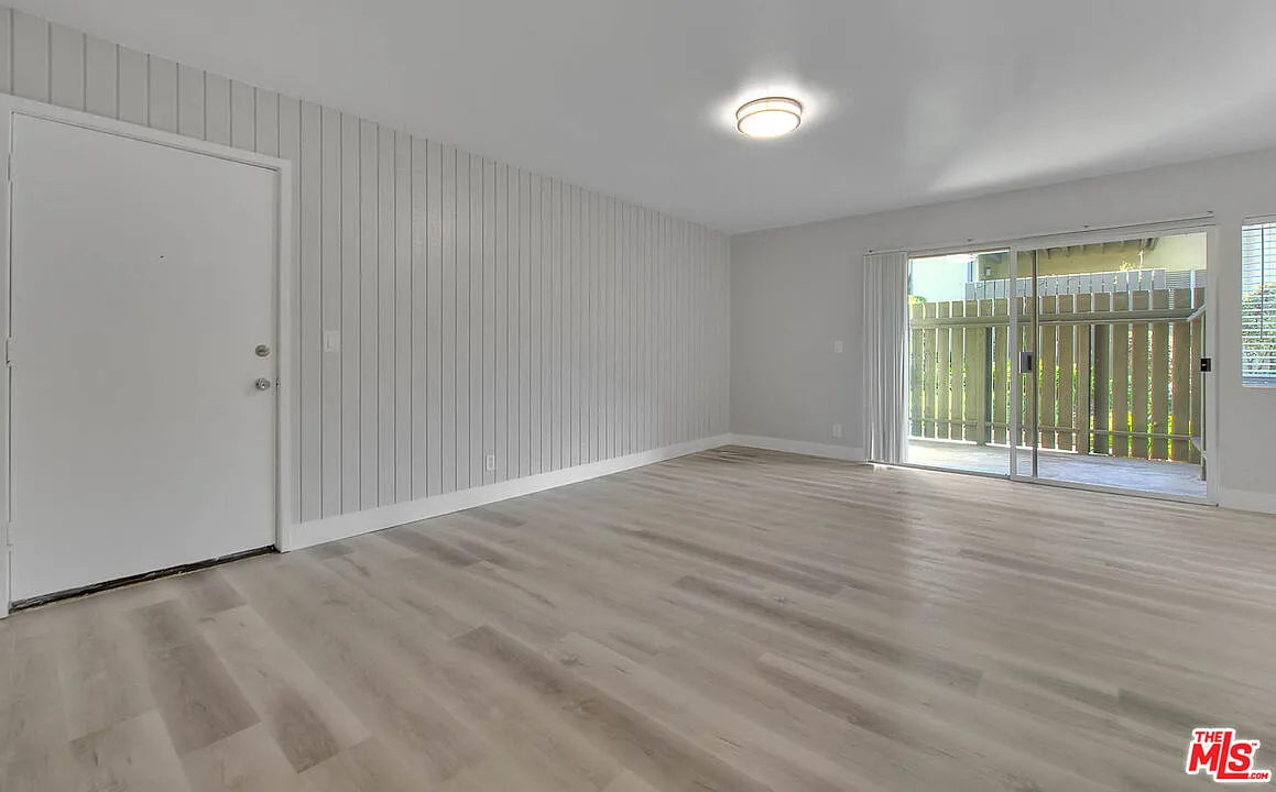 3 bed, 2.0 bath, 1095 sqft, $3,950 — Photo 3