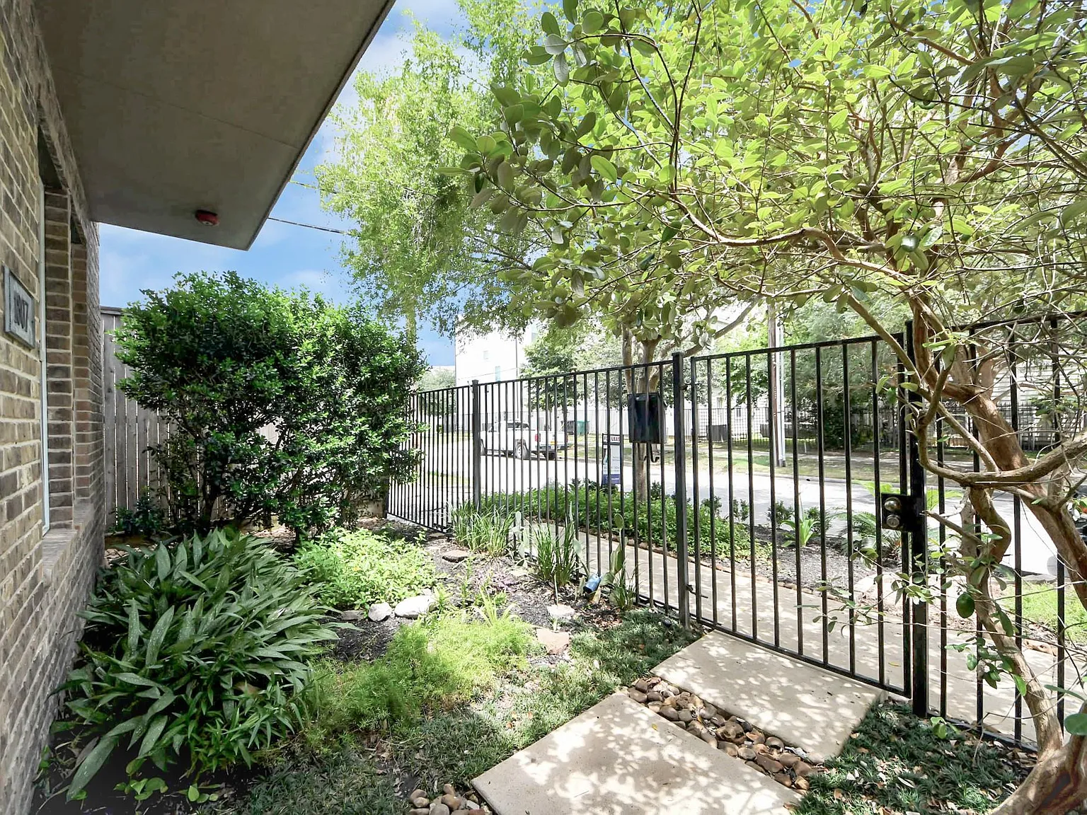 3 bed, 5.0 bath, 2232 sqft, $3,300 — Photo 4