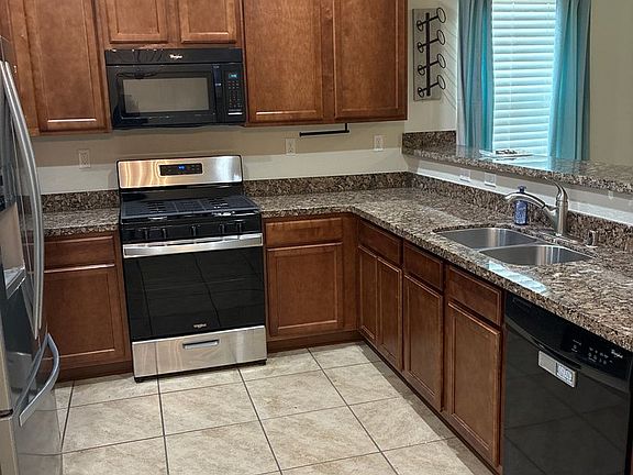 5th image of 2810 Lark Dr NE