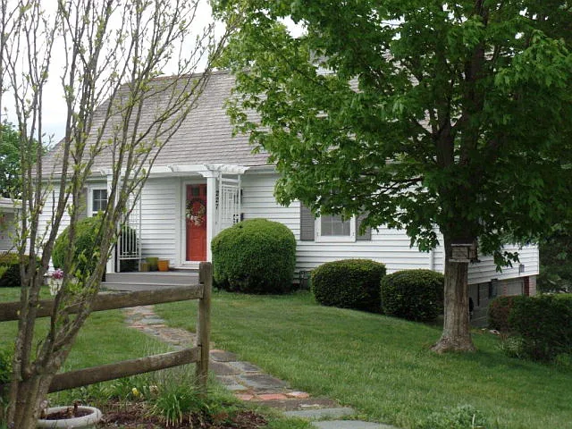 227 Parkway Ave photo 1