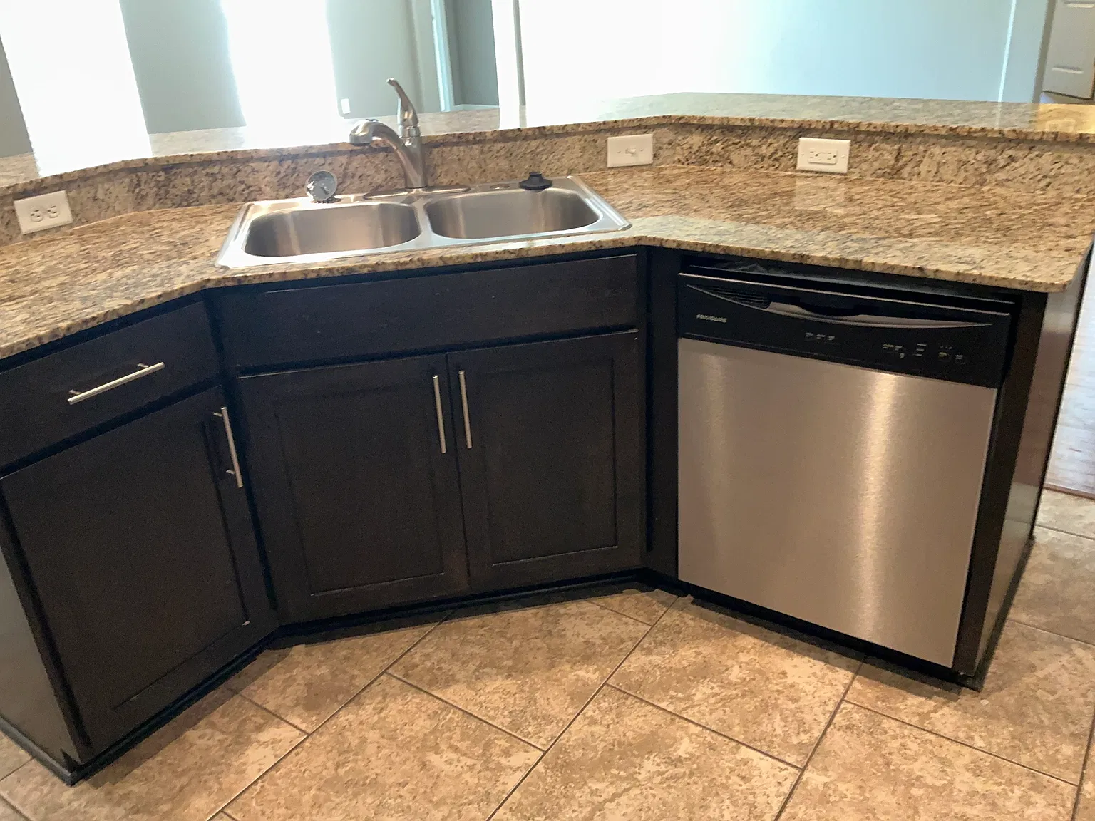 4 bed, 2.0 bath, 1997 sqft, $2,280 — Photo 4