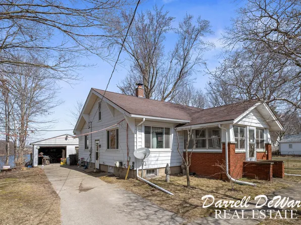 303 Oak St SE, Caledonia, MI 49316