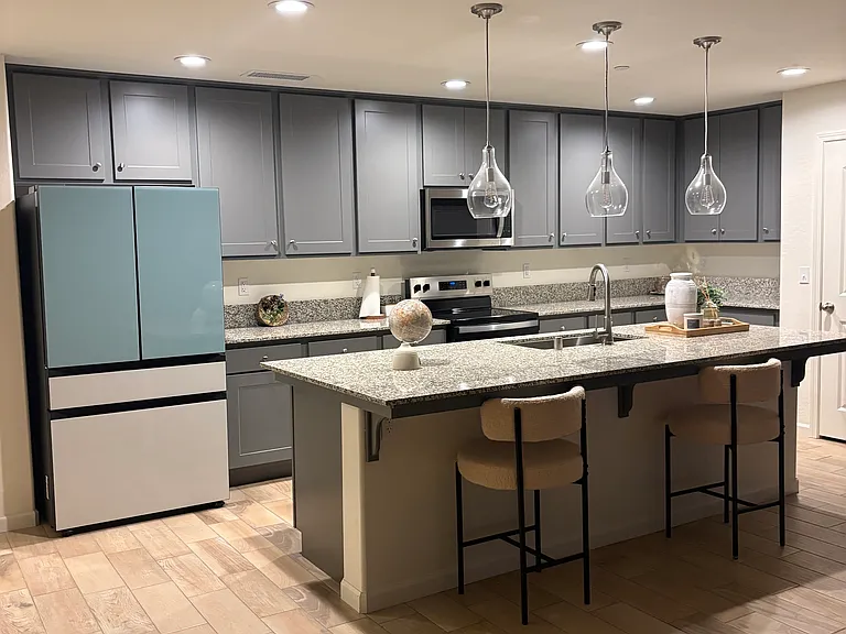 2121 E Oak Ave — Photo 2