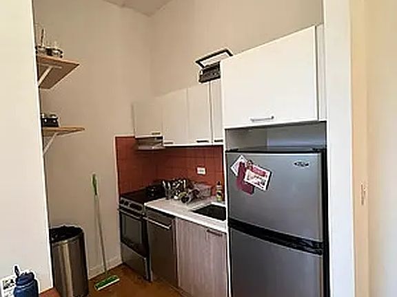 3rd image of 142 Decatur St #B6