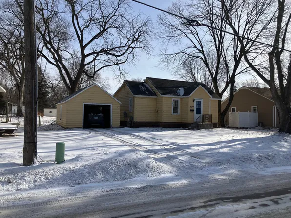 909 5th St SE, Waseca, MN 56093