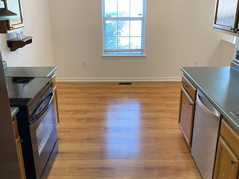 517 Kingdom Ct — Photo 4