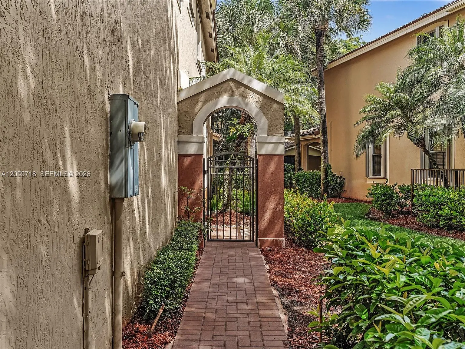 Courtyard At The Grove — Photo 3