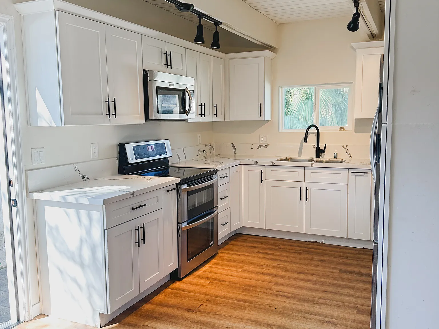 3 bed, 1100 sqft, $3,600 — Photo 3