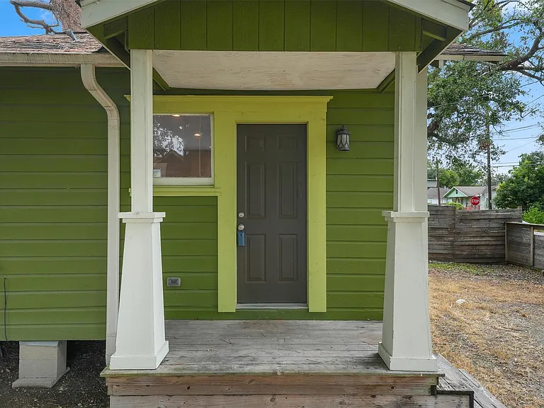 1107 Melbourne St — Photo 2