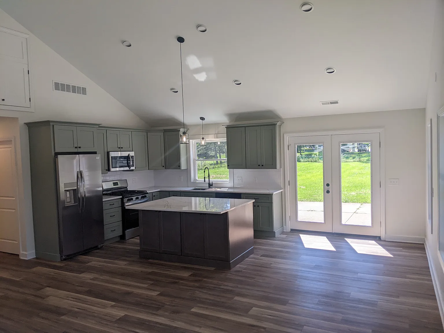 3 bed, 1400 sqft, $2,400 — Photo 4