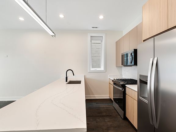 3rd image of 412 E 50th Pl #2