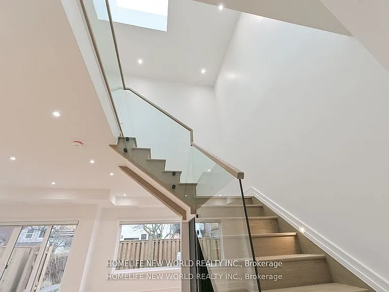 995 Dufferin St #LANEWAY — Photo 10