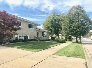 8157 N Field Dr, Niles, IL 60714