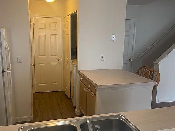 4th image of 40 Courtyard Dr