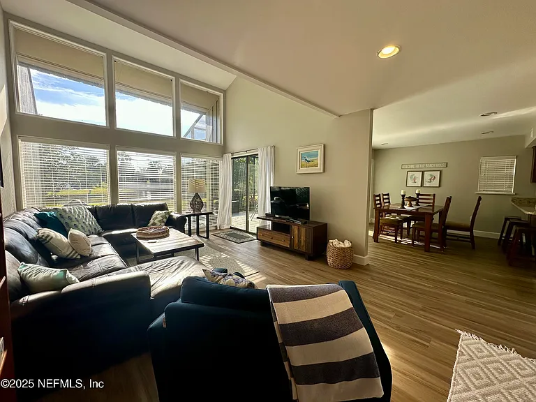 9942 Sawgrass Dr E — Photo 15
