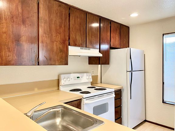 4th image of 2522 NE 195th St APT 3