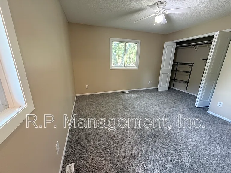555 Lake Cove Ct — Photo 10