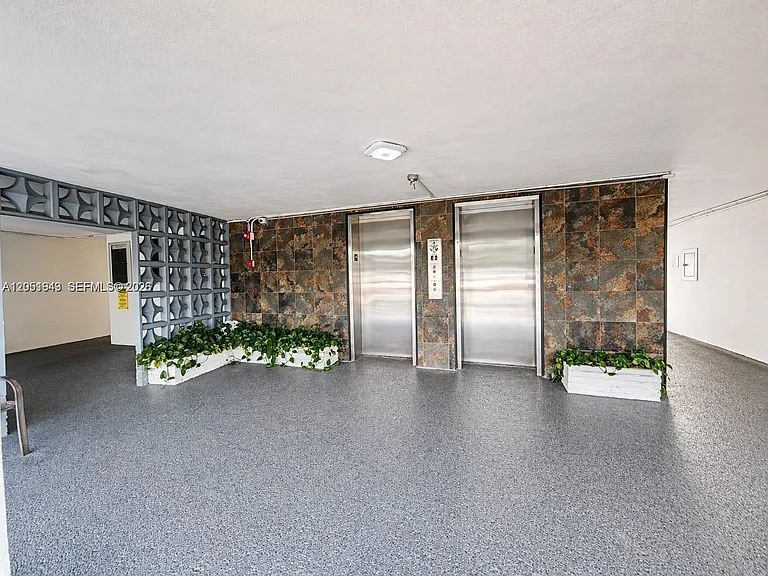 950 Hillcrest Dr #102 — Photo 11