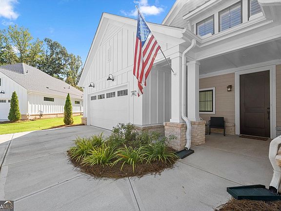 2nd image of 3880 Manor Court Dr