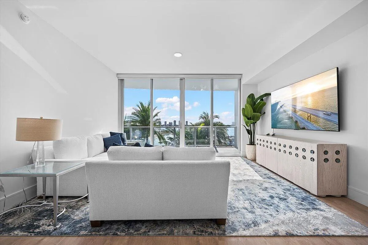 Nautilus 220 Condominium — Photo 3