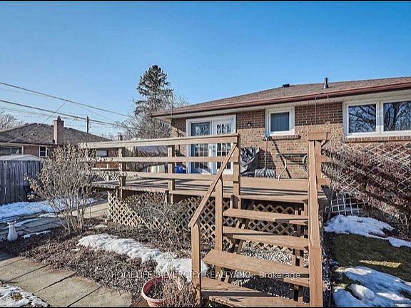 4th image of 901 Crocus Cres