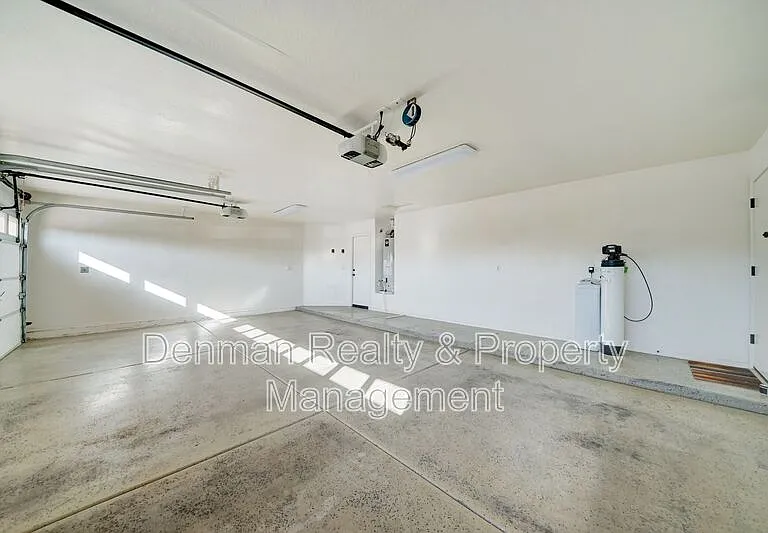 1357 N Drexel — Photo 31
