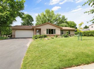 244 Sunnyhill Ln, Oconomowoc, WI 53066