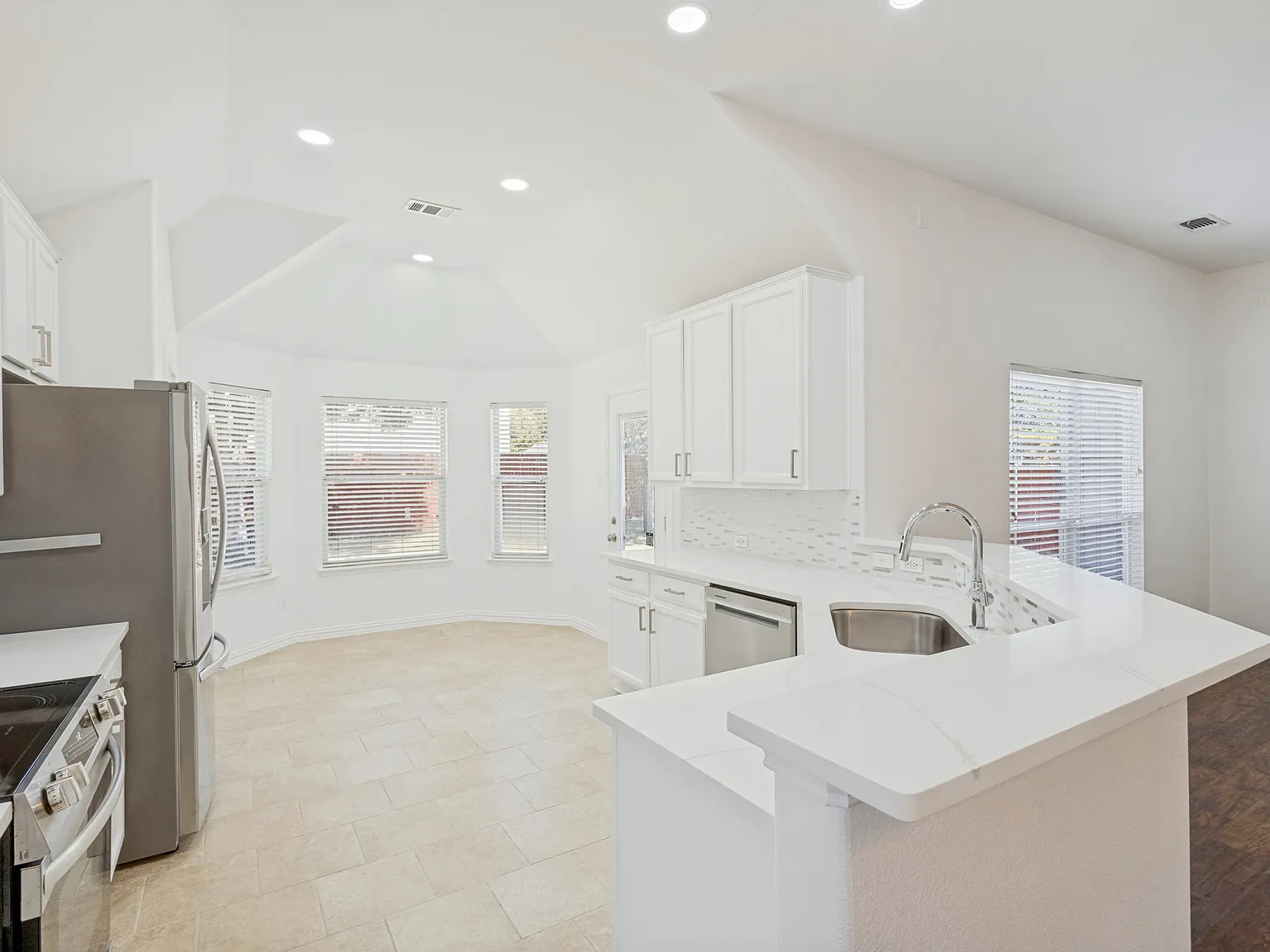 3 bed, 1716 sqft, $2,400 — Photo 3