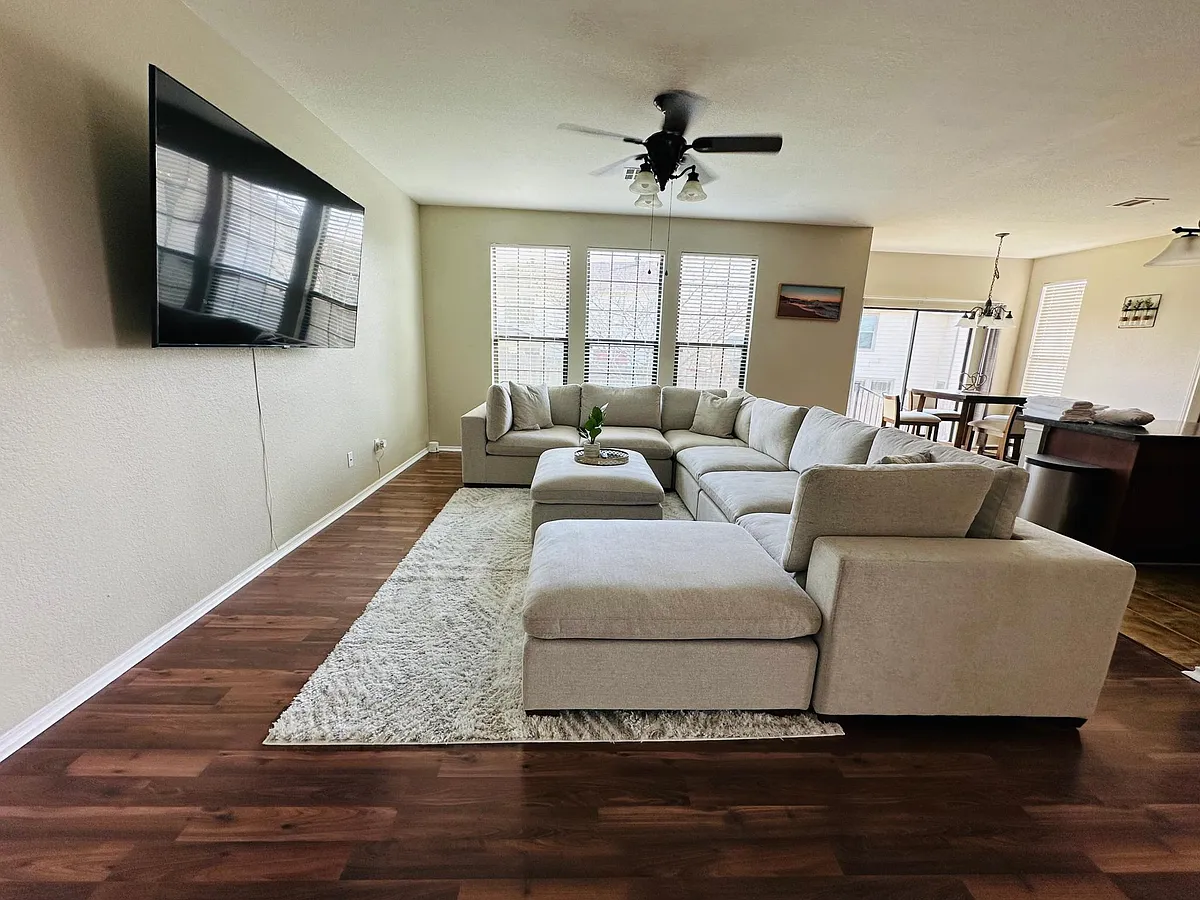 Spacious family room - 3521 Cisco Trl