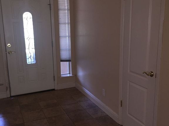 3rd image of 1849 E Everglade Ave