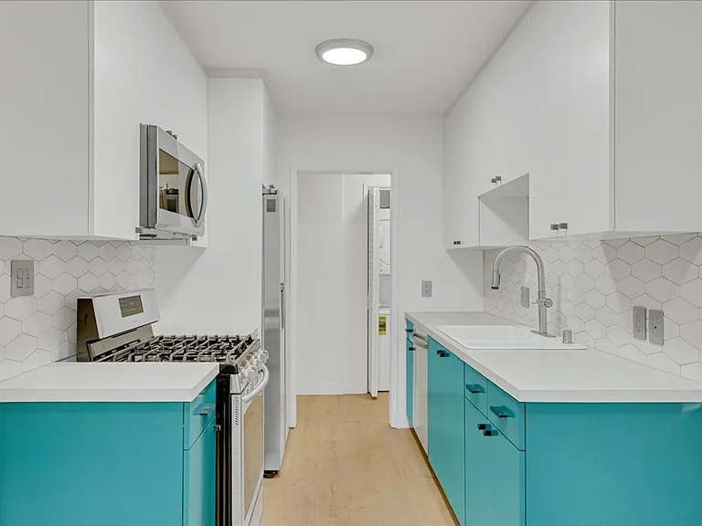 1347 N Las Palmas Ave #6 — Photo 2