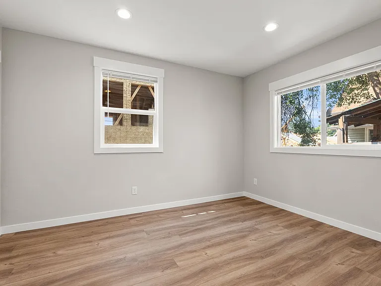 717 W Spofford Ave — Photo 11